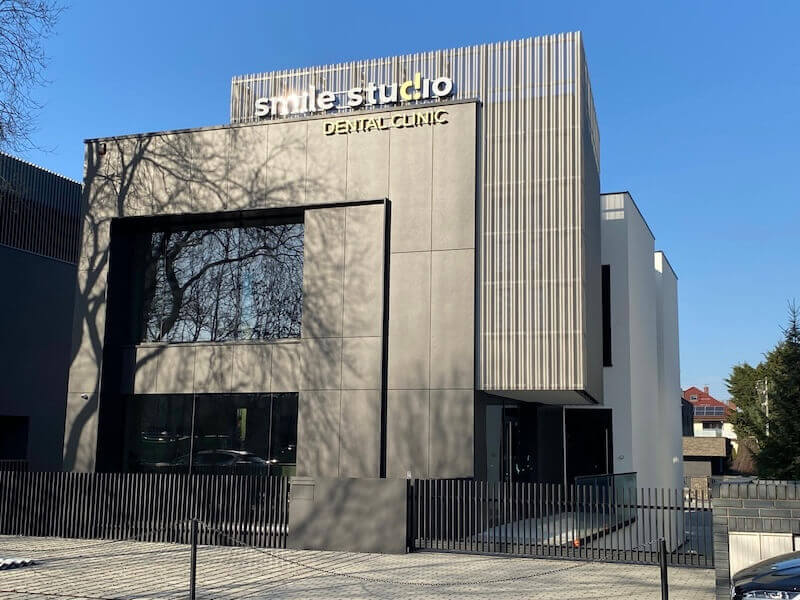 Higienizacja zębów w Poznaniu 9 Budynek kliniki Smile Studio przy ul. Dąbrowskiego 269 w Poznaniu
